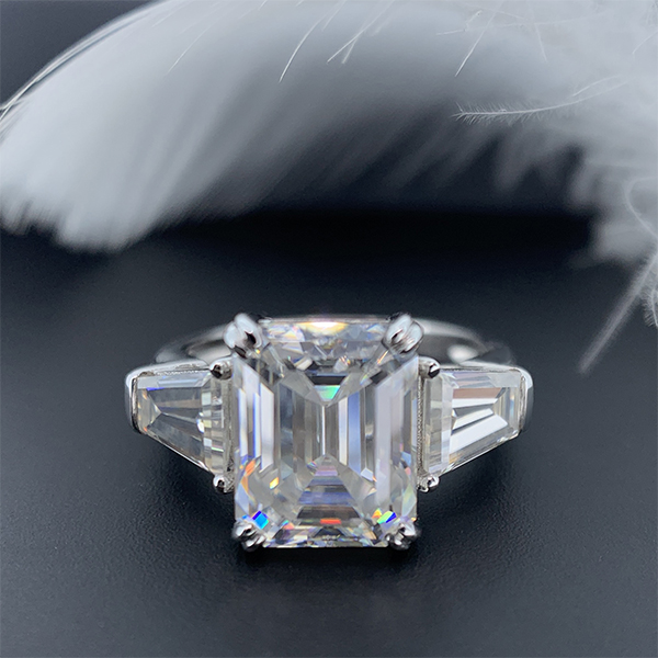 GIGAJEWE Moissanite Total 5.2ct 8x10mm Emerald Cut D Color VVS1 18K White Gold Ring Jewelry Woman Girl Gift Fashion Love Token