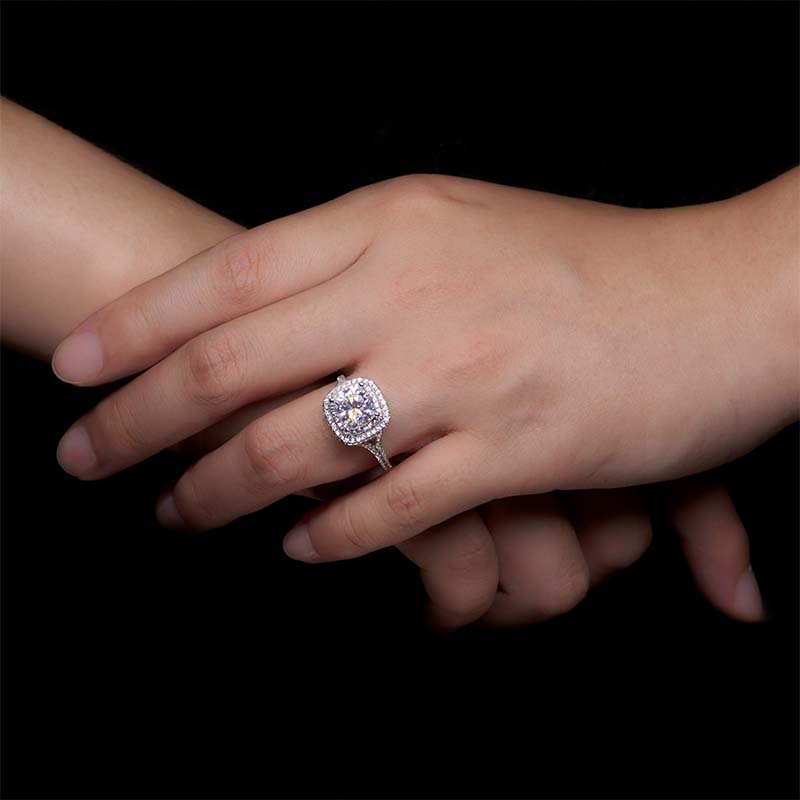 GIGAJEWE 2.5ct 8.0mm VVS D Colorful Cushion 18K White Gold Plated 925 Silver Moissanite Gorgeous Engagement Ring Claw Setting